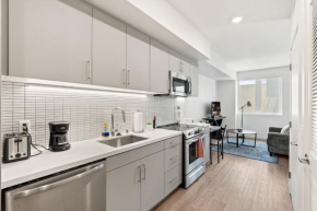 Bright Studio on Sunset Blvd Pool, Parking, Gym